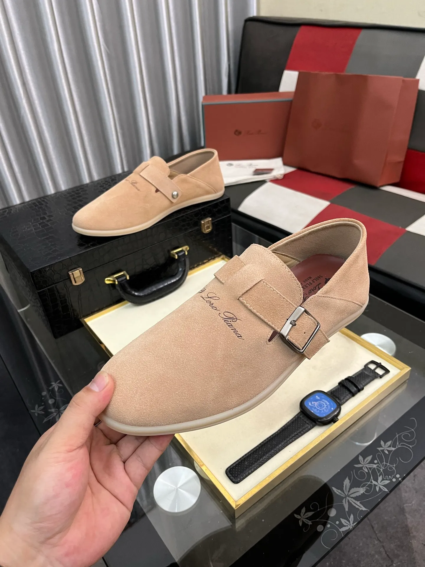 Men's men's shoes 💰458⌚️⌚️ Loro Piana's classic hot model lp top version of Pili casual shoes. It turns out that these are the casual shoes that are said to be able to walk 20,000 steps without getting tired. This pair has both good looks and feel. You will be completely lost as soon as you put it on. The minimalist design is eye-catching and durable, and it is a bonus for dressing. The soft feeling on the feet has outstanding texture, and it is very nice without abrasion on the feet. The soft and waxy soles make it easy to wear for daily use for a long time. Who can resist a pair of versatile and good-looking loafers? Don't be too elegant at all, the feel and texture of the feet are good, the key is to make the legs look longer and not tire the feet, the main thing is that it is just right!        Material: Original cowhide Lining: Original sheepskin Outsole: Original sole Size: 38-44